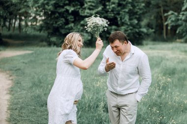 parkta bir yürüyüş için aile eğlence.