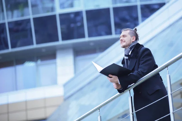 Homme d'affaires avec des papiers, vient dans son bureau — Photo