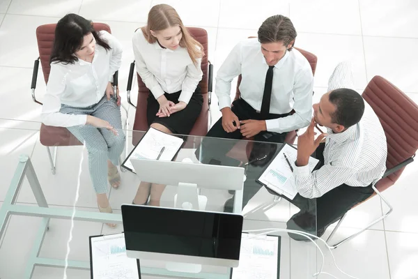 Team di lavoro che discute un business document.the concetto di business. — Foto Stock
