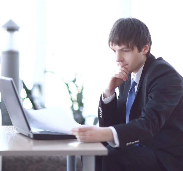 Joven empresario en el lugar de trabajo en la oficina — Foto de Stock