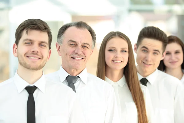 Närbild. självsäker business-team på suddig bakgrund office — Stockfoto