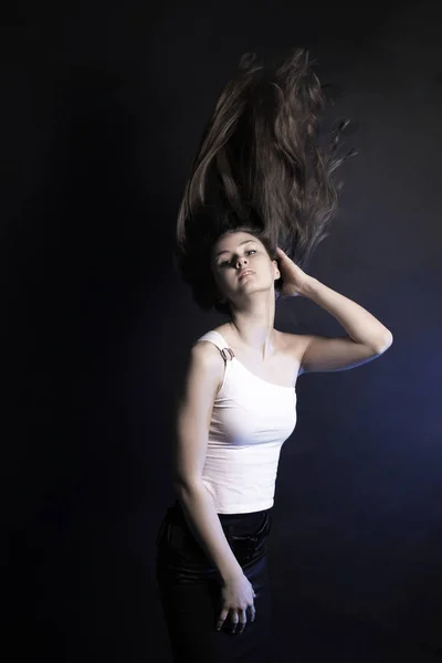 Portré gyönyörű fiatal nő hosszú hajjal . — Stock Fotó
