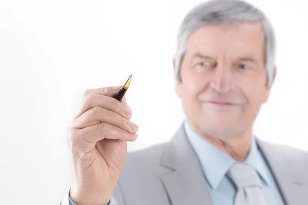 Reifer Geschäftsmann zeigt Bleistift auf den Kopierraum. — Stockfoto