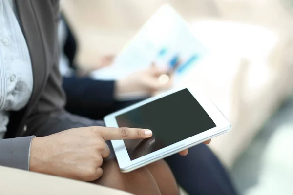 Close up.business woman presses the digital tablet screen — Stock Photo, Image