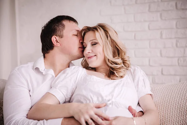 Feliz marido besando a su esposa embarazada feliz . — Foto de Stock