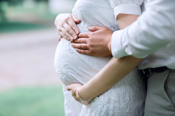 Image recadrée du mari tenant le ventre de sa femme enceinte — Photo