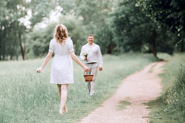 Glad man och hustru gående mot varandra — Stockfoto