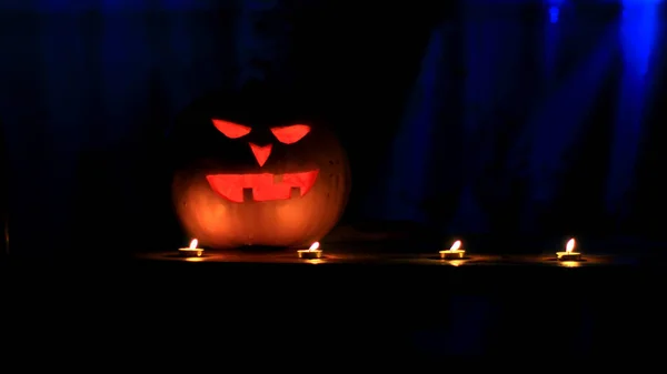 Vicino. una zucca sinistra per Halloween — Foto Stock