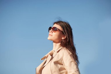 Kendine güvenen genç kadın modern ofis binasında arıyor