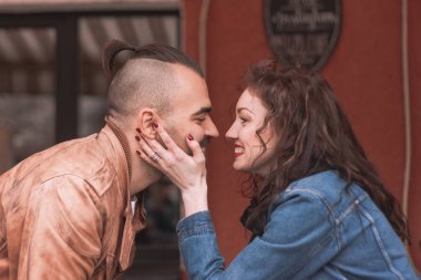 mutlu çift aşık bir şehir kafede bir masada oturan öpüşme.