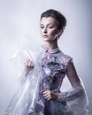 şık elbiseli güzel genç kadın. Güzellik ve moda