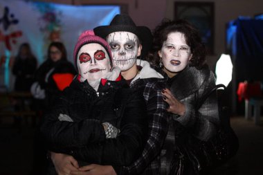 genç kadın onun elinde yangın Fanlı dans dans