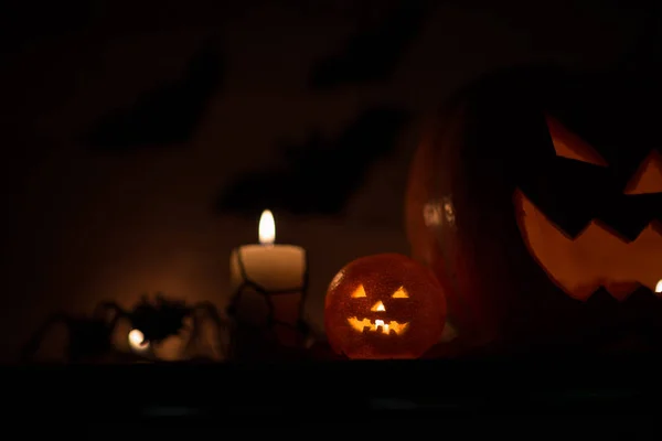 Composición para la calabaza Halloween.sinister sobre un fondo oscuro —  Fotos de Stock