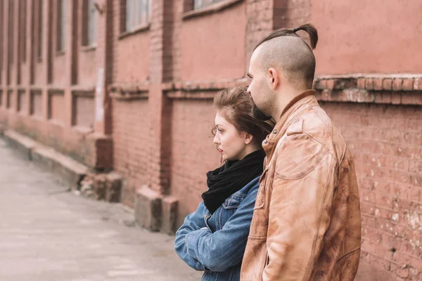 Молодая любящая пара, стоящая на городской улице . — стоковое фото