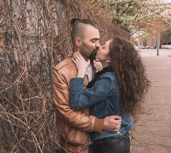 Casal apaixonado falando de pé na rua da cidade — Fotografia de Stock