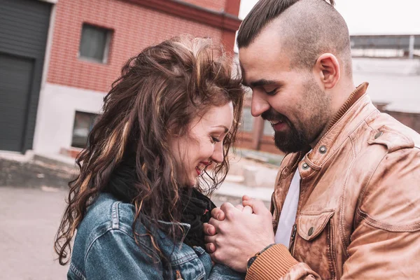 Close up.portrait de una feliz pareja enamorada . — Foto de Stock