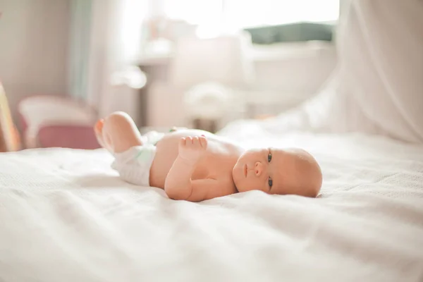 Bebé bastante recién nacido acostado en una manta ligera  . —  Fotos de Stock