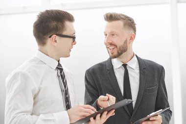 yakın çekim. iş ortakları sözleşmenin koşulları tartışıyor