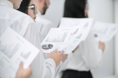 Finansal raporlu iş ekibi ofiste bekliyor.