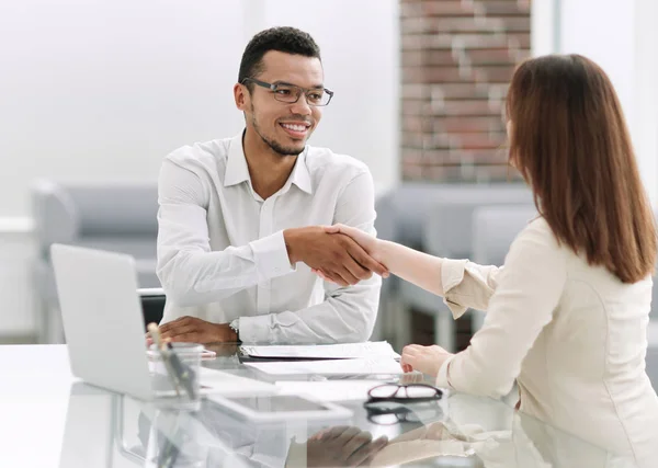 Apretón de manos colegas de negocios para un escritorio de trabajo — Foto de Stock