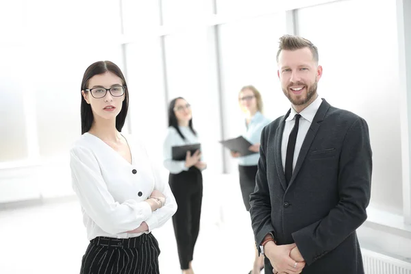 Pareja de negocios de éxito en el fondo de una oficina brillante —  Fotos de Stock