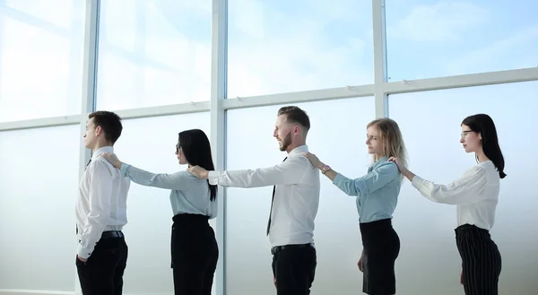 Business team staan samen in de buurt van het loket — Stockfoto