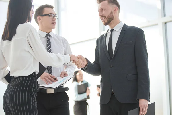 Sluit up.handshake van financiële partners die permanent in het kantoor — Stockfoto