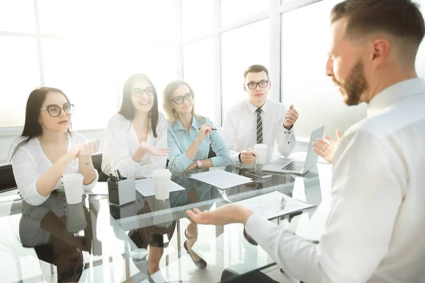 Candidato per il posto vacante risponde a domande di datori di lavoro . — Foto Stock