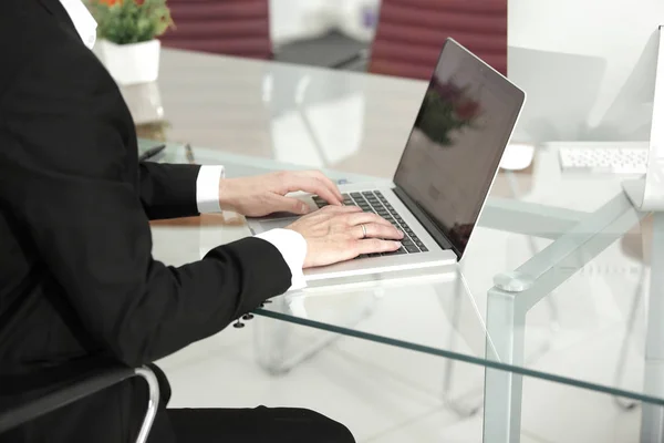 Cerrar las manos hombre multitarea utilizando el ordenador portátil conexión wifi — Foto de Stock