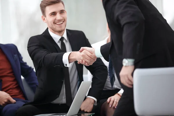 Stäng up.handshake Manager och klienten i office — Stockfoto