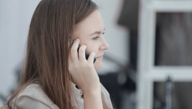 up.young çalışan bir cep telefonuyla konuşurken kapatın