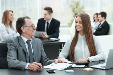 Pazarlamacı ve kağıt grafiklerle çalışma Yöneticisi takım.