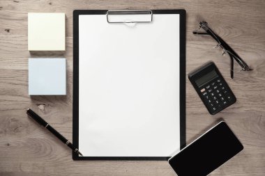 Pano boş levha ve ahşap zemin üzerine iş öğeleri ile