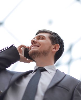 Office pencerede dururken bir konsantrasyon ile onun telefon muhatap dinlerken ofis çalışanı