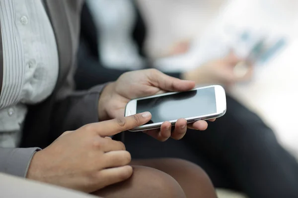 Nahaufnahme: Geschäftsfrau drückt auf den Bildschirm des Smartphones — Stockfoto