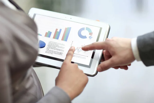 Close-up. collega's bespreken financiële gegevens met behulp van een digitaal tablet — Stockfoto