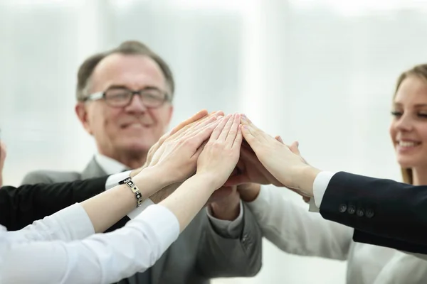 Empresários levantando os braços durante reunião no escritório — Fotografia de Stock