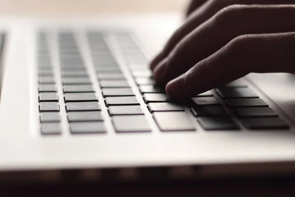 De cerca. hombre de negocios escribiendo en el teclado portátil —  Fotos de Stock