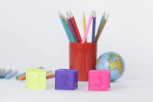 Cubos con números en fondos borrosa escuela suministros —  Fotos de Stock