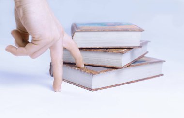 closeup.The kişi bir kitap yığından seçmektir.