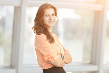 up.Portrait bulanık office arka plan üzerinde modern genç kadın kapatmak.