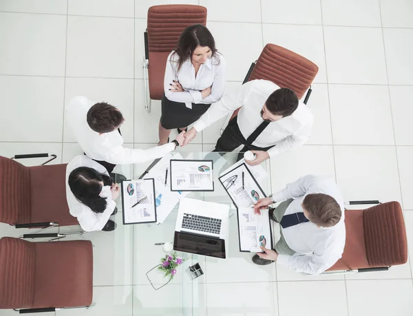 :team di business di successo stringere la mano a nuovi partner commerciali dopo la conclusione del contratto finanziario nella sala conferenze — Foto Stock