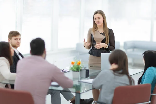 Imagen de la mujer de negocios realizando una reunión en la oficina —  Fotos de Stock