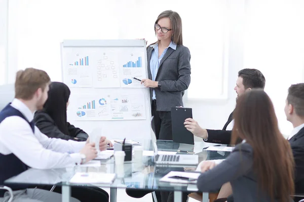 Mujer de negocios de pie cerca de un rotafolio para la presentación del nuevo proyecto — Foto de Stock