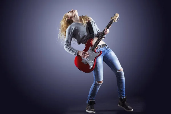 Νέα και όμορφη ροκ κοπέλα που παίζει ηλεκτρική κιθάρα — Φωτογραφία Αρχείου