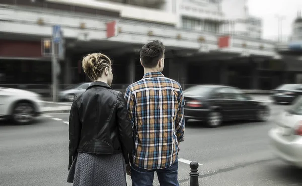 Casal amoroso de pé perto da passadeira na cidade grande — Fotografia de Stock