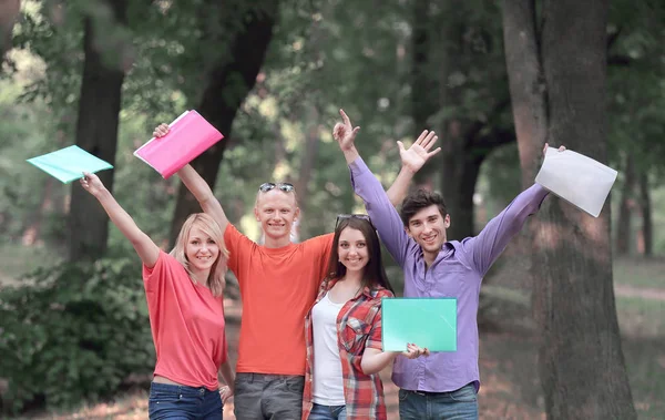 Gäng glada studenter i staden Park — Stockfoto