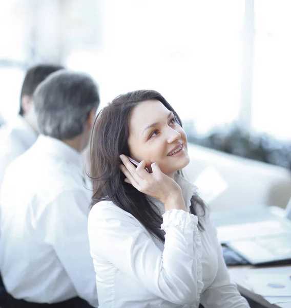 Donna d'affari parlando sul cellulare in ufficio — Stockfoto