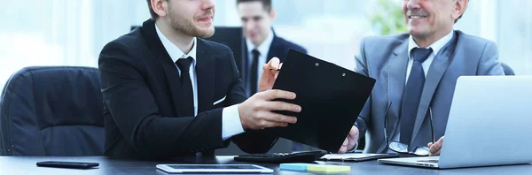 Empresário adulto discutindo documentos financeiros com um jovem colega . — Fotografia de Stock