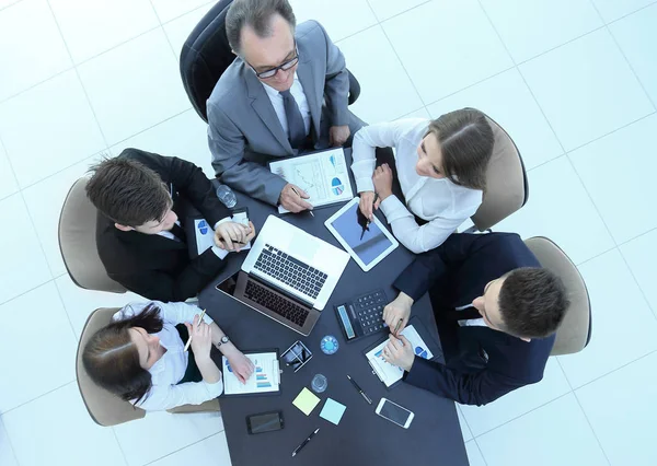 Top view.business team di lavoro con grafici finanziari — Foto Stock